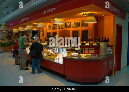 Il vino e il formaggio deli Marheineke Markthalle market hall kreuzberg Berlino ovest Germania Europa Foto Stock