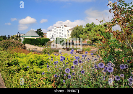 Giardini formali sul lungomare in una giornata estiva a Clacton on Sea, Essex Inghilterra UK Foto Stock