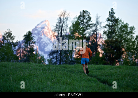 Una donna viene eseguito su un sentiero in Wyoming. Foto Stock