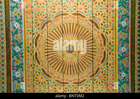 Dettaglio del dipinto su legno di cedro in Palazzo della Bahia, Marrakech, Marocco Foto Stock