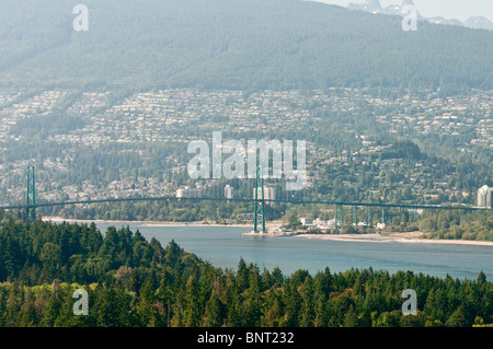 Un elevato angolo di visione di Vancouver Stanley Park (in primo piano) il Ponte Lions Gate e il comune di West Vancouver. Foto Stock