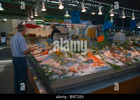 Pressione di stallo di frutti di mare a marche des Enfants Rouges mercato quartiere di Le Marais Parigi Francia Europa Foto Stock