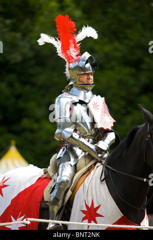 Un re-enactor vestito di armatura autentica come un cavaliere montato in corrispondenza di una giostra medievale torneo tenutasi a Arundel Castle nel Sussex Foto Stock