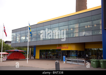 Negozio Ikea in ingresso Croyden - persone mangiare nel ristorante dietro il vetro Foto Stock