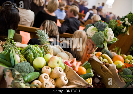La festa della mietitura servizio, Chiesa di San Giovanni Evangelista, Notting Hill, Londra Foto Stock