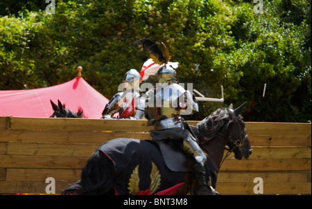 La rievocazione di un cavalieri medievali torneo giostre utilizzando autentici di armi e armature tenutasi a Arundel Castle nel Sussex Regno Unito Foto Stock