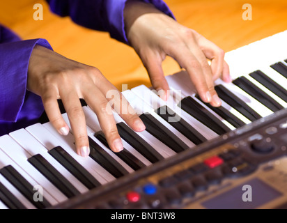 Le mani del pianista che suona il sequenziatore moderno Foto Stock