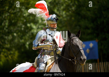 Un re-enactor vestito di armatura autentica come un cavaliere montato in corrispondenza di una giostra medievale torneo tenutasi a Arundel Castle nel Sussex Foto Stock