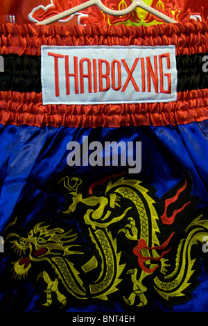 Thai boxe pantaloncini per la vendita in un mercato notturno, Thailandia. Foto Stock