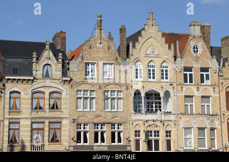 Stile fiammingo edifici che si affacciano sulla piazza del mercato di Ypres, Belgio. Tutti gli edifici di Ypres è stata ricostruita dopo la Seconda Guerra Mondiale Foto Stock
