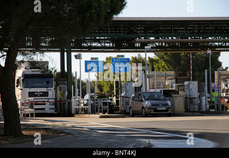 Il traffico in uscita di una stazione a pagamento sull'autostrada A9 a Perpignan FRANCIA MERIDIONALE Foto Stock