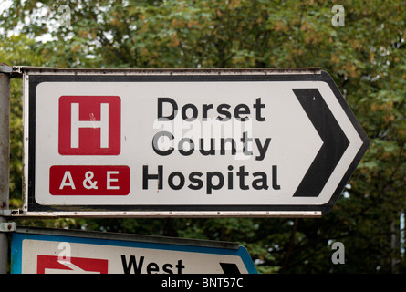 Per la circolazione su strada standard di puntamento di segno per il pronto soccorso del Dorset County Hospital, Dorchester Dorset, Regno Unito. Foto Stock