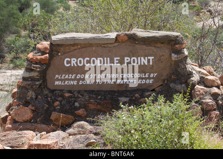 Un cartello stradale nel parco nazionale orientale di Tsavo in Kenya. Foto Stock