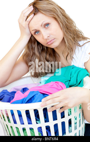 Stanco della donna facendo servizio lavanderia Foto Stock