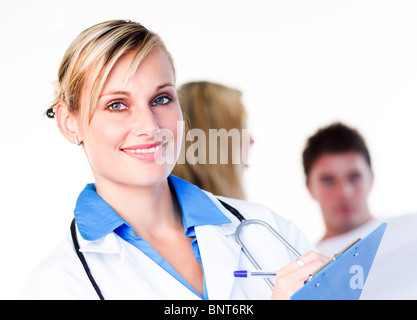 Ritratto di una bionda medico con un paziente Foto Stock