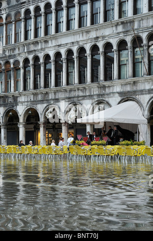 Venezia. L'Italia. L'orchestra suona come la marea arriva in Piazza San Marco / Piazza San Marco. Foto Stock