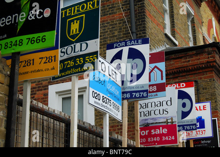 Più in vendita segni sulla vista al di fuori di una proprietà a Londra, Regno Unito Foto Stock