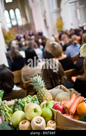 La festa della mietitura servizio, Chiesa di San Giovanni Evangelista, Notting Hill, Londra Foto Stock