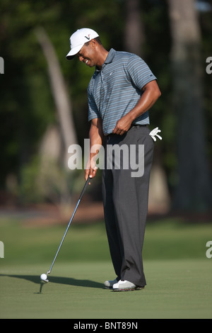 Tiger Woods preleva la sua palla sul verde del par 3 ottavo foro durante il 2009 protagonisti del campionato a TPC Sawgrass. Foto Stock