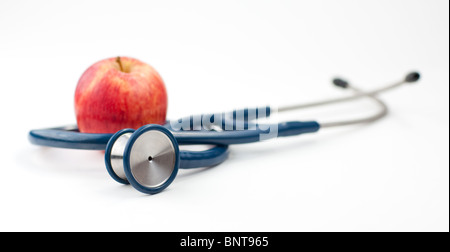 Lo stetoscopio e un apple Foto Stock
