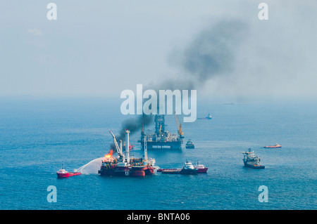 Helix Q4000 e sviluppo trapanatore II piattaforma di perforazione al MC252 (Mississippi Canyon blocco 252) sito, Golfo del Messico, Louisiana. Foto Stock