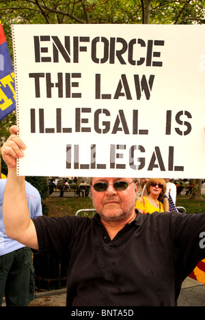 "Siamo tutti Arizona' Marzo a NYC a luglio 29th, Brooklyn-Manhattan, la protesta della SB 1070 Arizona diritto -- vedi descrizione. Foto Stock