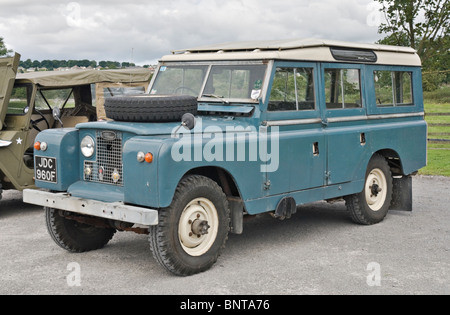 Land Rover Serie II lungo la base di ruota. Parcheggiato a fianco di un vecchio jeep in un rally nello Yorkshire. Foto Stock