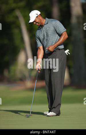 Tiger Woods preleva la sua palla sul verde del par 3 ottavo foro durante il 2009 protagonisti del campionato a TPC Sawgrass. Foto Stock