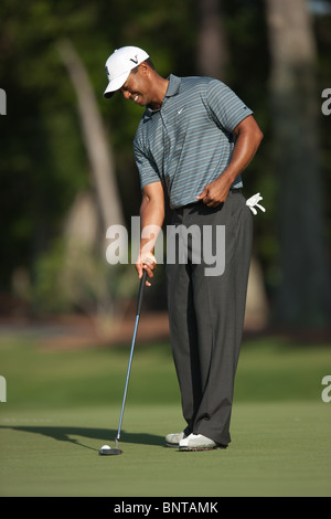 Tiger Woods preleva la sua palla sul verde del par 3 ottavo foro durante il 2009 protagonisti del campionato a TPC Sawgrass. Foto Stock