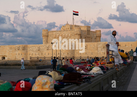 Vista della cittadella di Qaitbay o la fortezza di Qaitbay una quattrocentesca fortezza difensiva situato sulla costa del mare Mediterraneo, ad Alessandria, Egitto Foto Stock