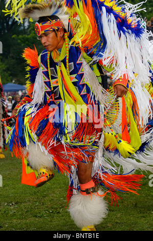 Indiani Nativi fancy danzatrice presso la grande entrata a sei nazioni riserva Pow Wow gran fiume ontario canada Foto Stock