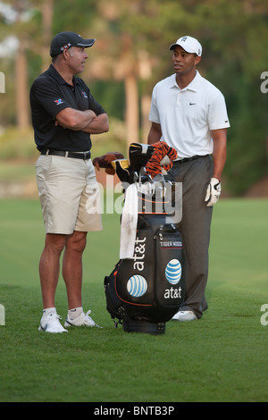 Tiger Woods e caddie Steve Williams attendere il decimo fairway durante 2009 Players Championship pratica rotonda. Foto Stock