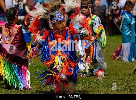 Ragazzo giovane nativa indiana giù ballerino in minuscolo tots concorrenza a sei nazioni riserva Pow Wow gran fiume ontario Foto Stock