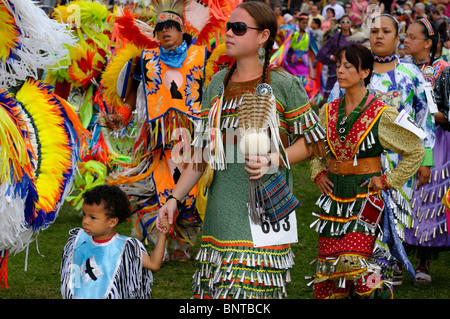 Indiani Nativi maschio ballerini di fantasia e donne in abiti di jingle a gran voce per sei nazioni riserva Pow Wow gran fiume ontario Foto Stock