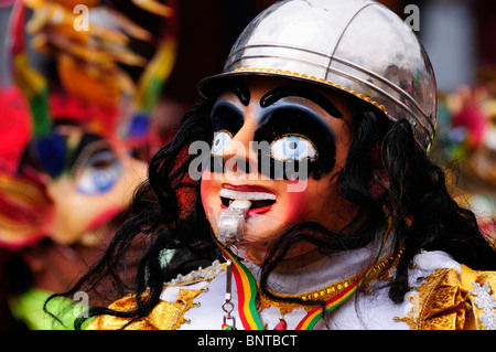 Ballerino mascherato a Carnevale del Pueblo Festival Latinoamericano, London, England, Regno Unito Foto Stock