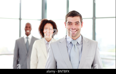 Imprenditore sorridente che conduce i suoi colleghi Foto Stock
