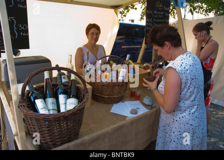 Pressione di stallo di vino presso Le Marche de 14 Juillet del mercato francese di vendita di alimenti e bevande isola di Kampa Praga Repubblica Ceca Europa Foto Stock