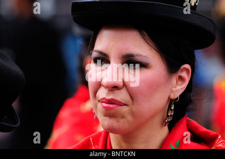 Ritratto di una danzatrice presso il Carnevale del Pueblo, London, England, Regno Unito Foto Stock