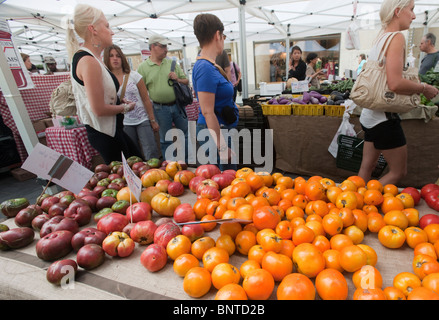 Cimelio di famiglia e altri pomodori al Rockefeller Center Greenmarket a New York il venerdì 30 luglio, 2010. (© Richard B. Levine) Foto Stock