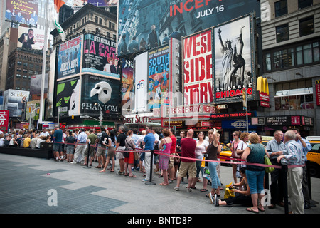 Theatergoers on line al TKTS ticket booth in Times Square a New York il Mercoledì, 28 luglio 2010. (© Richard B. Levine) Foto Stock