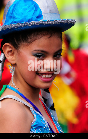 Ritratto di una ragazza danzatrice presso il Carnevale del Pueblo Festival Latinoamericano Carnevale, London, England, Regno Unito Foto Stock