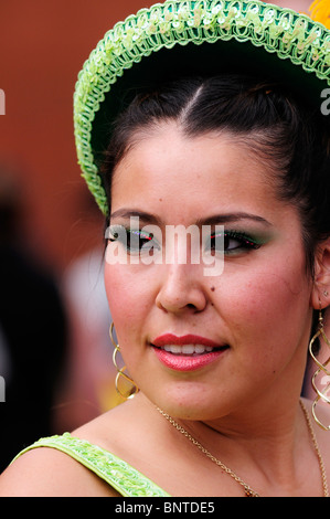 Ritratto di una danzatrice presso il Carnevale del Pueblo, London, England, Regno Unito Foto Stock