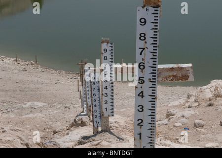 Bastoncini di misurazione in Ziglab o Sharhabeel Dam in Irbid Governatorato nord della Giordania Foto Stock