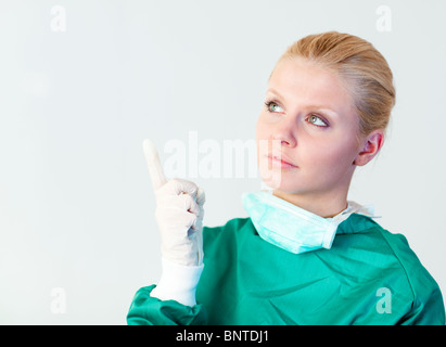 Medico donna guardando verso l'alto Foto Stock