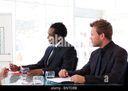 Imprenditori seduti in una riunione Foto Stock