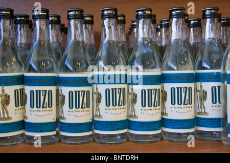 Bottiglie di Ouzo in vendita nel negozio di souvenir alla distilleria nel Mavromatis sul greco dell'isola Mediterranea di Corfu Grecia GR Foto Stock
