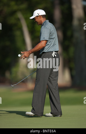 Tiger Woods preleva la sua palla sul verde del par 3 ottavo foro durante il 2009 protagonisti del campionato a TPC Sawgrass. Foto Stock