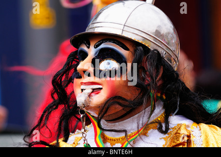 Ballerino mascherato a Carnevale del Pueblo latino americano Carnival, London, England, Regno Unito Foto Stock