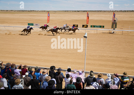 Le corse di cavalli in un outback a Birdsville le gare di coppa. Birdsville, Queensland, Australia. Foto Stock