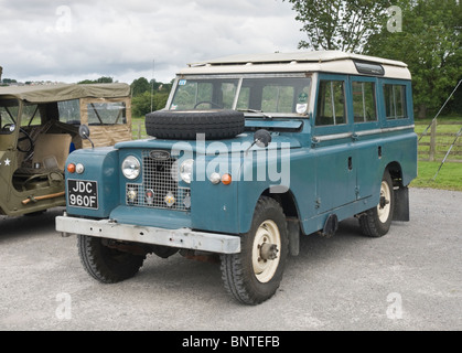 Land Rover Serie II lungo la base di ruota. Parcheggiato a fianco di un vecchio jeep in un rally nello Yorkshire. Foto Stock